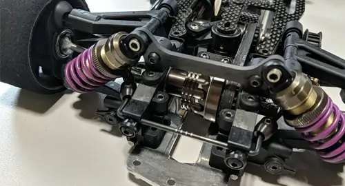 ボディと干渉しない独自のラジコン用カーボンパーツを製作