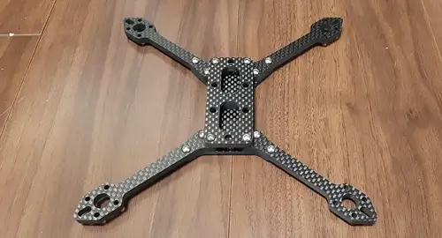 製作コストを減らし軽量さと強度を携えたレーシングドローンを自作