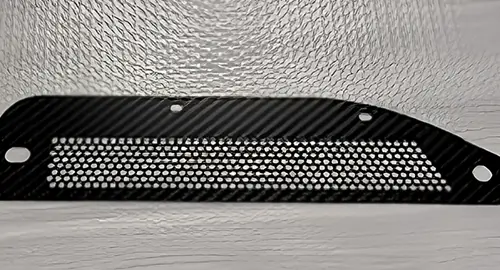 自動車用アフターパーツを錆びに強く強度があるカーボンで製作