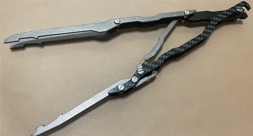 キャンプの火バサミにカーボンを採用！軽量化かつ見た目で差別化ができた