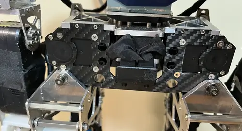二足歩行用ロボットパーツにカーボンを採用し軽量化に成功
