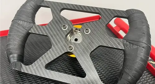 学生フォーミュラ車両に搭載するステアリングホイールを製作 | 軽量化&操作性UPにつながる