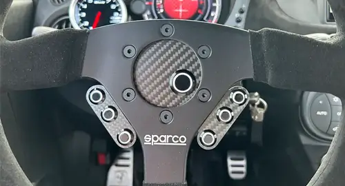レーシーな見た目のステアリングスイッチをカーボンで製作