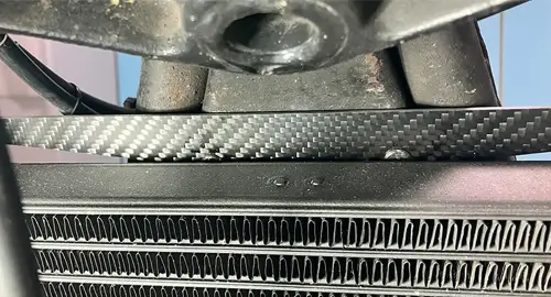 オイルクーラーを取り付けるステーをカーボンで製作 | コンパクトかつ軽量化へ