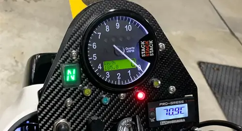 オートバイ用カーボン製メーターパネルを製作 | 見た目の「映え」に効果的