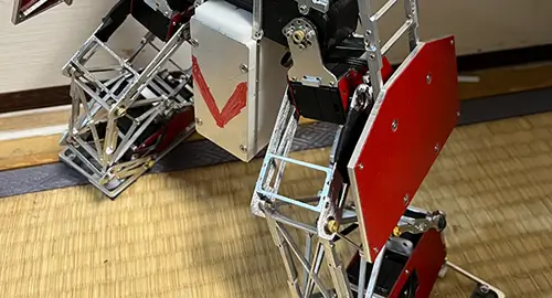 カラーカーボンで軽量化とデザイン性を実現したロボットパーツ製作